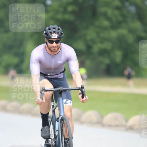 21.06.2025 - 27. Vierlanden-Triathlon H.Heesch http://msf.ph/oto/7995484 15.06.2025 12:17:01 Radfahren 641, 667, 691, 923, 955 meine-sportfotos.de