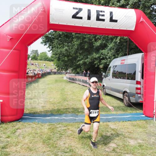 21.06.2025 - 27. Vierlanden-Triathlon MichiJ http://msf.ph/oto/7995526 15.06.2026 11:19:06 Ziel 457 meine-sportfotos.de
