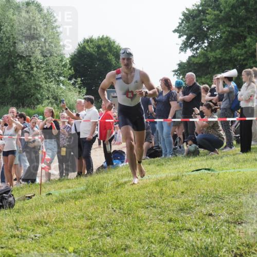 15.06.2025 - 27. Vierlanden-Triathlon KatJ http://msf.ph/oto/7995567 15.06.2025 09:55:14 Schwimmen 299, 306, 311, 326 meine-sportfotos.de