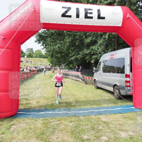 21.06.2025 - 27. Vierlanden-Triathlon MichiJ http://msf.ph/oto/7995568 15.06.2026 11:19:17 Ziel 613 meine-sportfotos.de