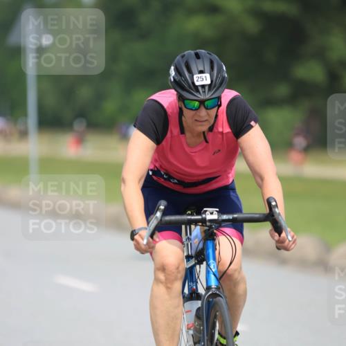 21.06.2025 - 27. Vierlanden-Triathlon H.Heesch http://msf.ph/oto/7995569 15.06.2025 12:05:41 Radfahren 251 meine-sportfotos.de