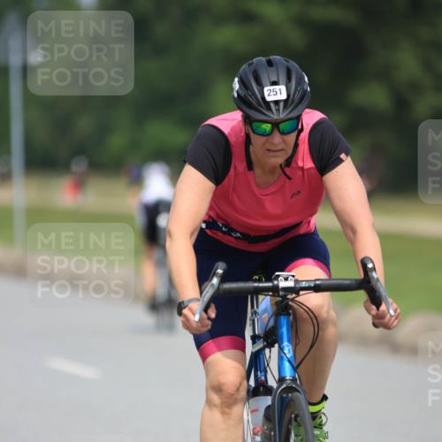 21.06.2025 - 27. Vierlanden-Triathlon H.Heesch http://msf.ph/oto/7995578 15.06.2025 12:05:41 Radfahren 251 meine-sportfotos.de