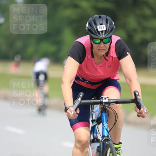21.06.2025 - 27. Vierlanden-Triathlon H.Heesch http://msf.ph/oto/7995585 15.06.2025 12:05:41 Radfahren 251 meine-sportfotos.de