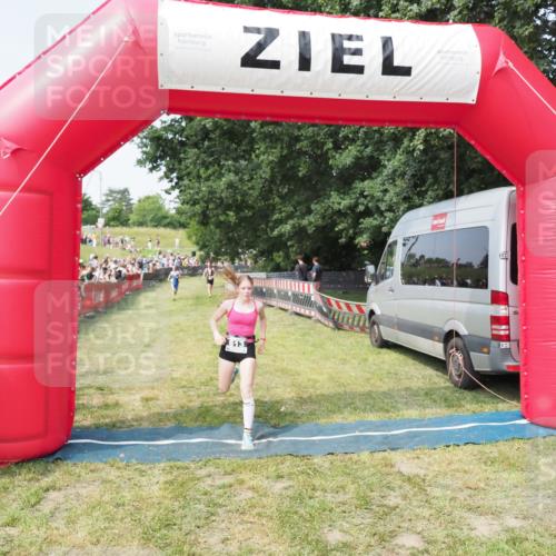 21.06.2025 - 27. Vierlanden-Triathlon MichiJ http://msf.ph/oto/7995592 15.06.2026 11:19:17 Ziel 613 meine-sportfotos.de