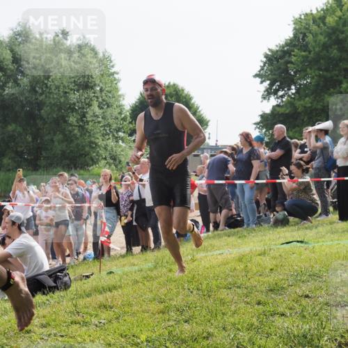15.06.2025 - 27. Vierlanden-Triathlon KatJ http://msf.ph/oto/7995641 15.06.2025 09:55:16 Schwimmen 299, 306, 311, 326 meine-sportfotos.de