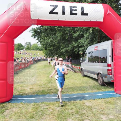 21.06.2025 - 27. Vierlanden-Triathlon MichiJ http://msf.ph/oto/7995686 15.06.2026 11:19:24 Ziel 400, 401, 613 meine-sportfotos.de