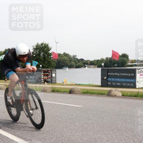 21.06.2025 - 27. Vierlanden-Triathlon H.Heesch http://msf.ph/oto/7995689 15.06.2025 11:27:53 Radfahren 757, 771, 826 meine-sportfotos.de
