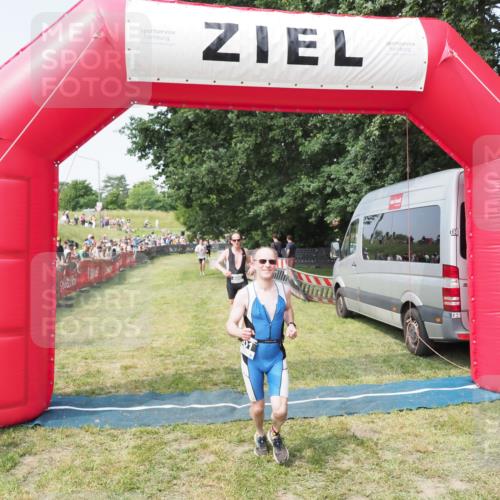 21.06.2025 - 27. Vierlanden-Triathlon MichiJ http://msf.ph/oto/7995710 15.06.2026 11:19:24 Ziel 400, 401, 613 meine-sportfotos.de