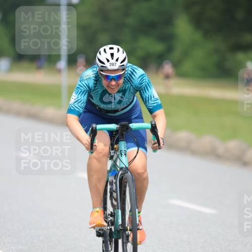 21.06.2025 - 27. Vierlanden-Triathlon H.Heesch http://msf.ph/oto/7995714 15.06.2025 12:06:02 Radfahren 205, 207, 676 meine-sportfotos.de