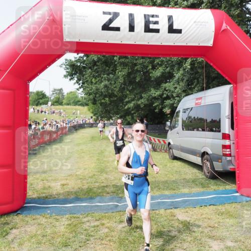 21.06.2025 - 27. Vierlanden-Triathlon MichiJ http://msf.ph/oto/7995715 15.06.2026 11:19:24 Ziel 400, 401, 613 meine-sportfotos.de