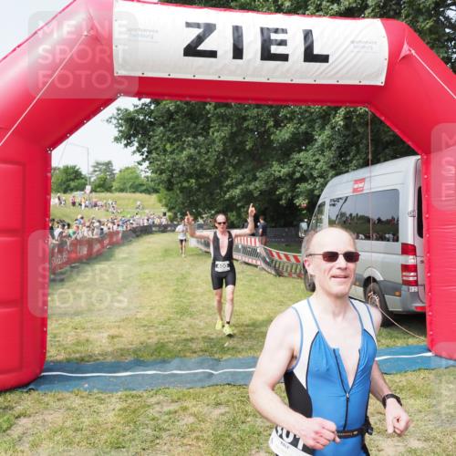 21.06.2025 - 27. Vierlanden-Triathlon MichiJ http://msf.ph/oto/7995747 15.06.2026 11:19:25 Ziel 400, 401 meine-sportfotos.de