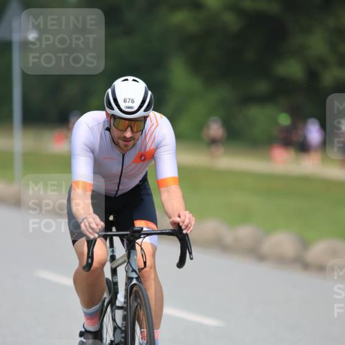 21.06.2025 - 27. Vierlanden-Triathlon H.Heesch http://msf.ph/oto/7995754 15.06.2025 12:06:07 Radfahren 205, 676, 890 meine-sportfotos.de