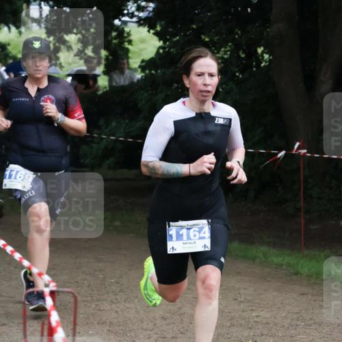 21.06.2025 - 27. Vierlanden-Triathlon Lena Gebhardt http://msf.ph/oto/7995756 15.06.2025 13:51:40 Laufen 1169, 202, 1164, 3 meine-sportfotos.de
