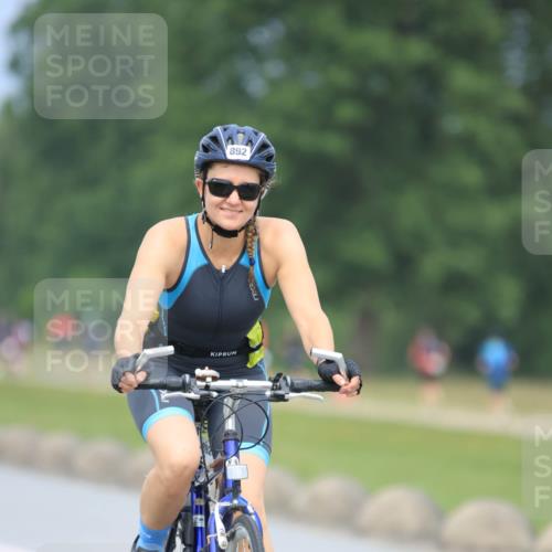 21.06.2025 - 27. Vierlanden-Triathlon H.Heesch http://msf.ph/oto/7995760 15.06.2025 12:18:32 Radfahren 781, 892 meine-sportfotos.de