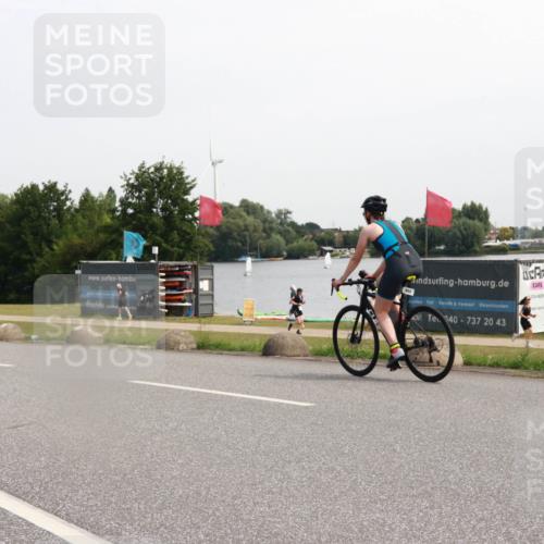 21.06.2025 - 27. Vierlanden-Triathlon H.Heesch http://msf.ph/oto/7995764 15.06.2025 11:28:02 Radfahren 498 meine-sportfotos.de