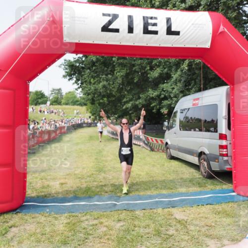 21.06.2025 - 27. Vierlanden-Triathlon MichiJ http://msf.ph/oto/7995796 15.06.2026 11:19:25 Ziel 400, 401 meine-sportfotos.de