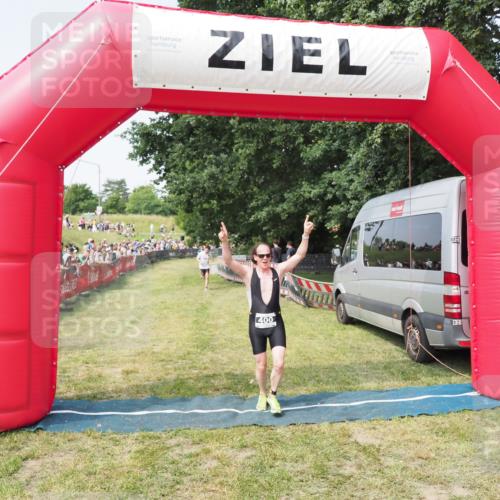 21.06.2025 - 27. Vierlanden-Triathlon MichiJ http://msf.ph/oto/7995843 15.06.2026 11:19:26 Ziel 400, 401 meine-sportfotos.de