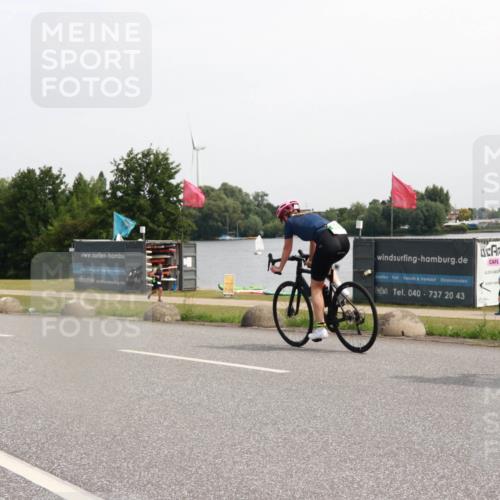 21.06.2025 - 27. Vierlanden-Triathlon H.Heesch http://msf.ph/oto/7995853 15.06.2025 11:28:37 Radfahren 925, 965 meine-sportfotos.de