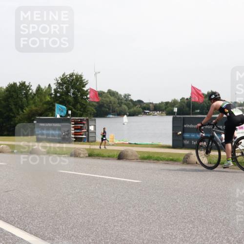 21.06.2025 - 27. Vierlanden-Triathlon H.Heesch http://msf.ph/oto/7995875 15.06.2025 11:28:38 Radfahren 925, 965, 967 meine-sportfotos.de