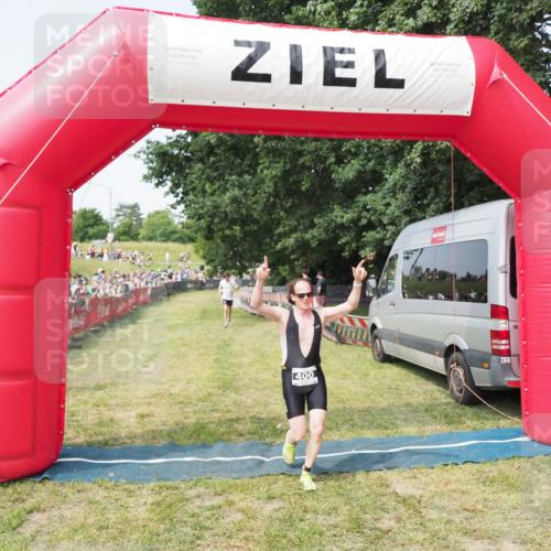21.06.2025 - 27. Vierlanden-Triathlon MichiJ http://msf.ph/oto/7995880 15.06.2026 11:19:26 Ziel 400, 401 meine-sportfotos.de