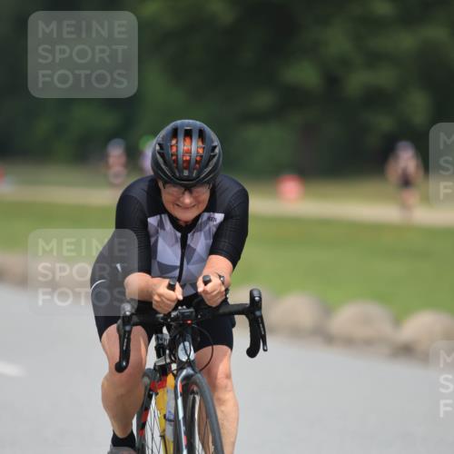 21.06.2025 - 27. Vierlanden-Triathlon H.Heesch http://msf.ph/oto/7995889 15.06.2025 12:06:18 Radfahren 639, 770, 890, 914, 919, 941 meine-sportfotos.de