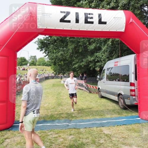 21.06.2025 - 27. Vierlanden-Triathlon MichiJ http://msf.ph/oto/7995980 15.06.2026 11:19:29 Ziel 400, 401 meine-sportfotos.de
