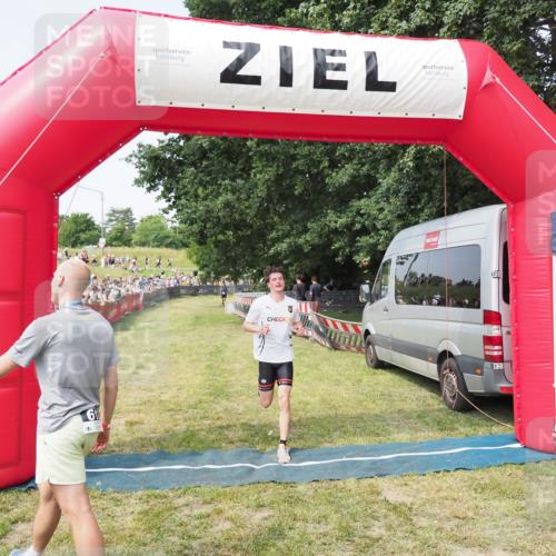 21.06.2025 - 27. Vierlanden-Triathlon MichiJ http://msf.ph/oto/7995998 15.06.2026 11:19:29 Ziel 400, 401 meine-sportfotos.de