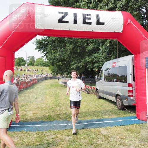 21.06.2025 - 27. Vierlanden-Triathlon MichiJ http://msf.ph/oto/7996018 15.06.2026 11:19:29 Ziel 400, 401 meine-sportfotos.de