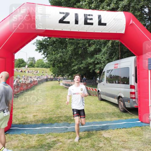 21.06.2025 - 27. Vierlanden-Triathlon MichiJ http://msf.ph/oto/7996024 15.06.2026 11:19:29 Ziel 400, 401 meine-sportfotos.de