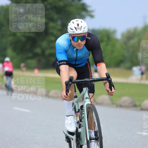 21.06.2025 - 27. Vierlanden-Triathlon H.Heesch http://msf.ph/oto/7996043 15.06.2025 12:19:15 Radfahren 722 meine-sportfotos.de