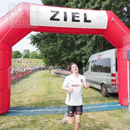 21.06.2025 - 27. Vierlanden-Triathlon MichiJ http://msf.ph/oto/7996048 15.06.2026 11:19:30 Ziel 400, 401 meine-sportfotos.de