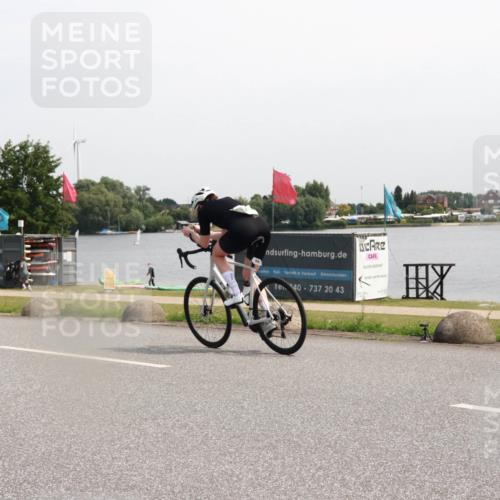 21.06.2025 - 27. Vierlanden-Triathlon H.Heesch http://msf.ph/oto/7996135 15.06.2025 11:29:31 Radfahren 878, 880 meine-sportfotos.de