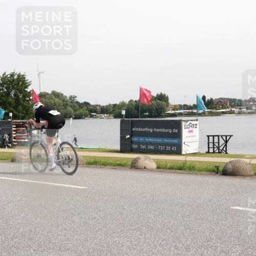 21.06.2025 - 27. Vierlanden-Triathlon H.Heesch http://msf.ph/oto/7996150 15.06.2025 11:29:31 Radfahren 878, 880 meine-sportfotos.de