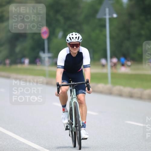 21.06.2025 - 27. Vierlanden-Triathlon H.Heesch http://msf.ph/oto/7996157 15.06.2025 12:19:46 Radfahren 678, 743, 903 meine-sportfotos.de