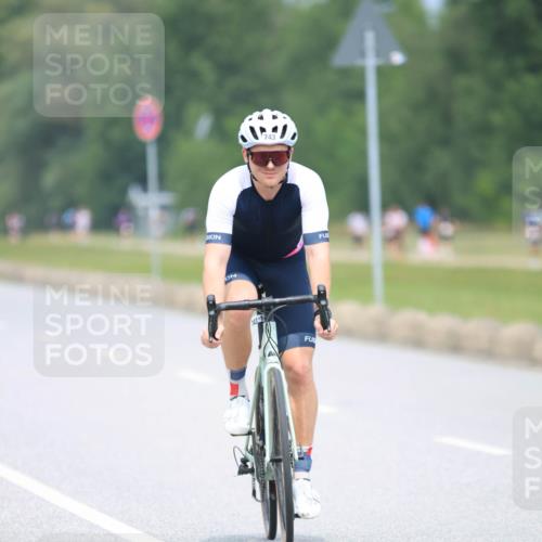21.06.2025 - 27. Vierlanden-Triathlon H.Heesch http://msf.ph/oto/7996169 15.06.2025 12:19:46 Radfahren 678, 743, 903 meine-sportfotos.de