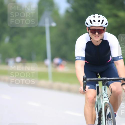 21.06.2025 - 27. Vierlanden-Triathlon H.Heesch http://msf.ph/oto/7996202 15.06.2025 12:19:47 Radfahren 678, 743, 903 meine-sportfotos.de