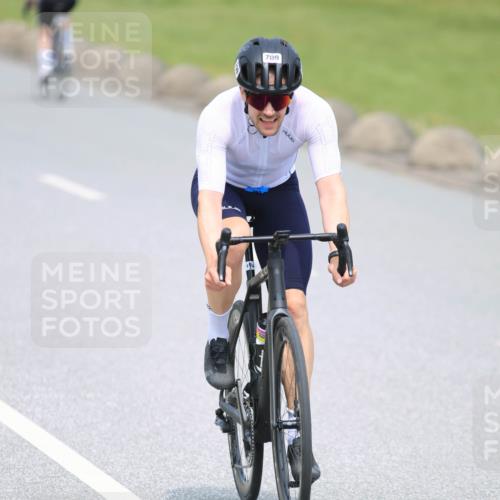 21.06.2025 - 27. Vierlanden-Triathlon H.Heesch http://msf.ph/oto/7996218 15.06.2025 12:20:11 Radfahren 709, 820, 922 meine-sportfotos.de