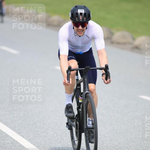 21.06.2025 - 27. Vierlanden-Triathlon H.Heesch http://msf.ph/oto/7996230 15.06.2025 12:20:11 Radfahren 709, 820, 922 meine-sportfotos.de