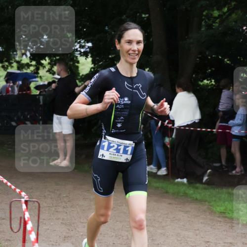 21.06.2025 - 27. Vierlanden-Triathlon Lena Gebhardt http://msf.ph/oto/7996255 15.06.2025 13:52:59 Laufen 2025, 1211 meine-sportfotos.de