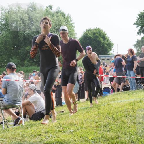 15.06.2025 - 27. Vierlanden-Triathlon KatJ http://msf.ph/oto/7996355 15.06.2025 09:55:29 Schwimmen 272, 306, 316, 327, 329, 335, 348, 353, 548 meine-sportfotos.de