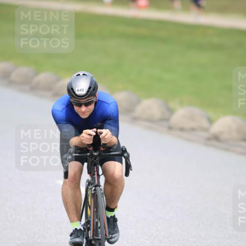 21.06.2025 - 27. Vierlanden-Triathlon H.Heesch http://msf.ph/oto/7996370 15.06.2025 12:20:45 Radfahren 649, 710 meine-sportfotos.de