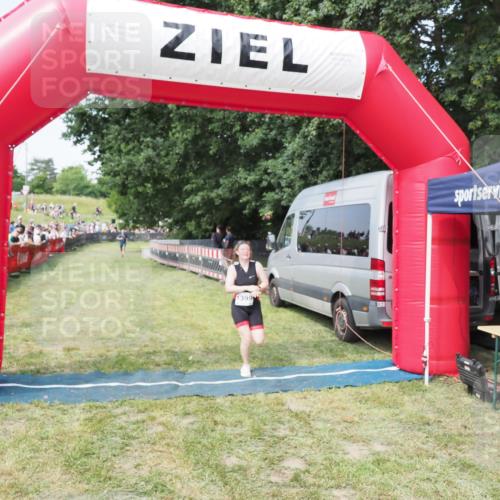 21.06.2025 - 27. Vierlanden-Triathlon MichiJ http://msf.ph/oto/7996376 15.06.2026 11:19:57 Ziel 1399 meine-sportfotos.de