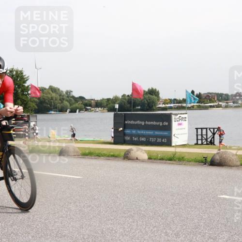 21.06.2025 - 27. Vierlanden-Triathlon H.Heesch http://msf.ph/oto/7996463 15.06.2025 11:30:37 Radfahren 725, 764 meine-sportfotos.de
