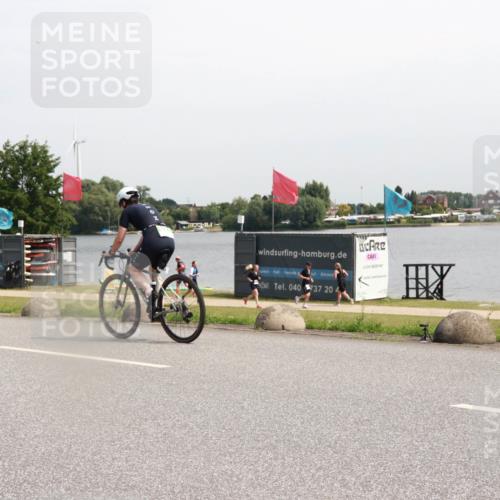 21.06.2025 - 27. Vierlanden-Triathlon H.Heesch http://msf.ph/oto/7996503 15.06.2025 11:30:40 Radfahren 725, 764 meine-sportfotos.de