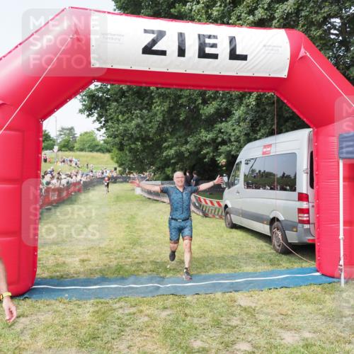 21.06.2025 - 27. Vierlanden-Triathlon MichiJ http://msf.ph/oto/7996539 15.06.2026 11:20:05 Ziel 414 meine-sportfotos.de