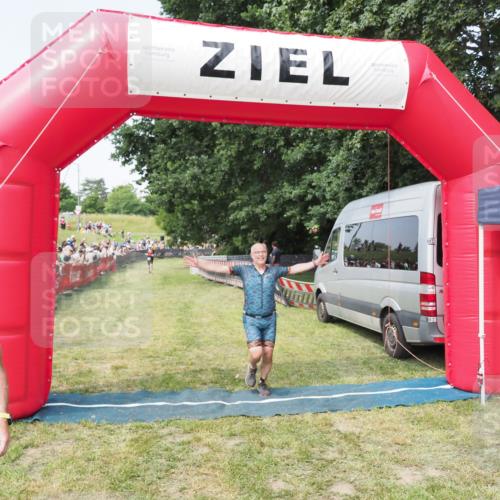 21.06.2025 - 27. Vierlanden-Triathlon MichiJ http://msf.ph/oto/7996555 15.06.2026 11:20:05 Ziel 414 meine-sportfotos.de