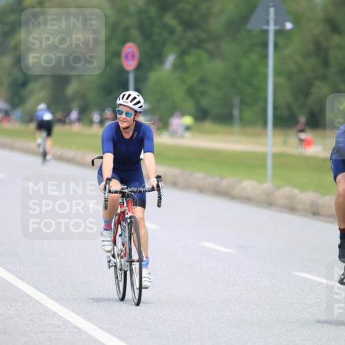 21.06.2025 - 27. Vierlanden-Triathlon H.Heesch http://msf.ph/oto/7996567 15.06.2025 12:14:43 Radfahren 697, 812, 900 meine-sportfotos.de