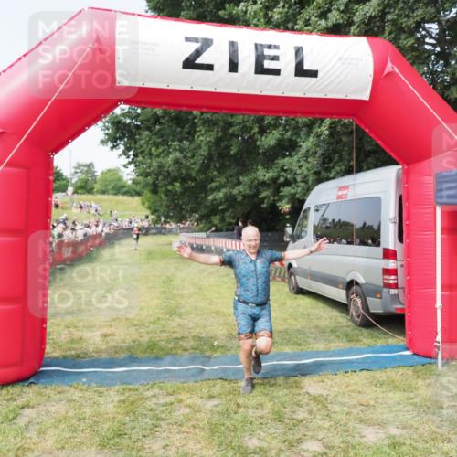21.06.2025 - 27. Vierlanden-Triathlon MichiJ http://msf.ph/oto/7996594 15.06.2026 11:20:05 Ziel 414 meine-sportfotos.de