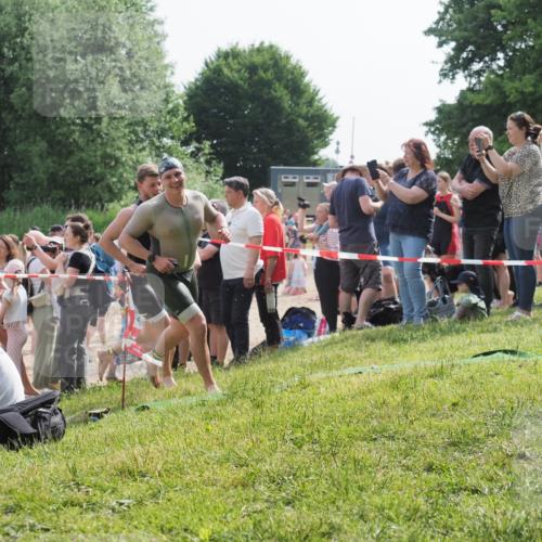 15.06.2025 - 27. Vierlanden-Triathlon KatJ http://msf.ph/oto/7996638 15.06.2025 09:55:34 Schwimmen 272, 316, 327, 329, 335, 348, 353, 548 meine-sportfotos.de