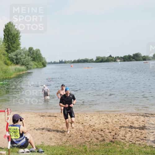 21.06.2025 - 27. Vierlanden-Triathlon MichiJ http://msf.ph/oto/7996655 15.06.2026 09:57:51 Schwimmen 291, 330, 347, 827 meine-sportfotos.de
